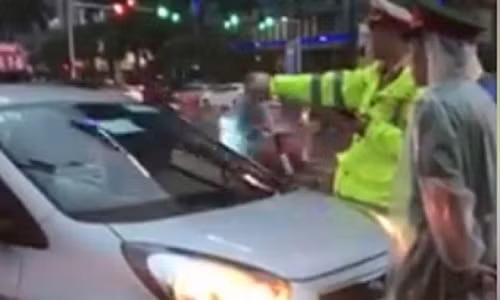 Danh tinh tai xe taxi “de dau” doan xe uu tien o Ha Noi