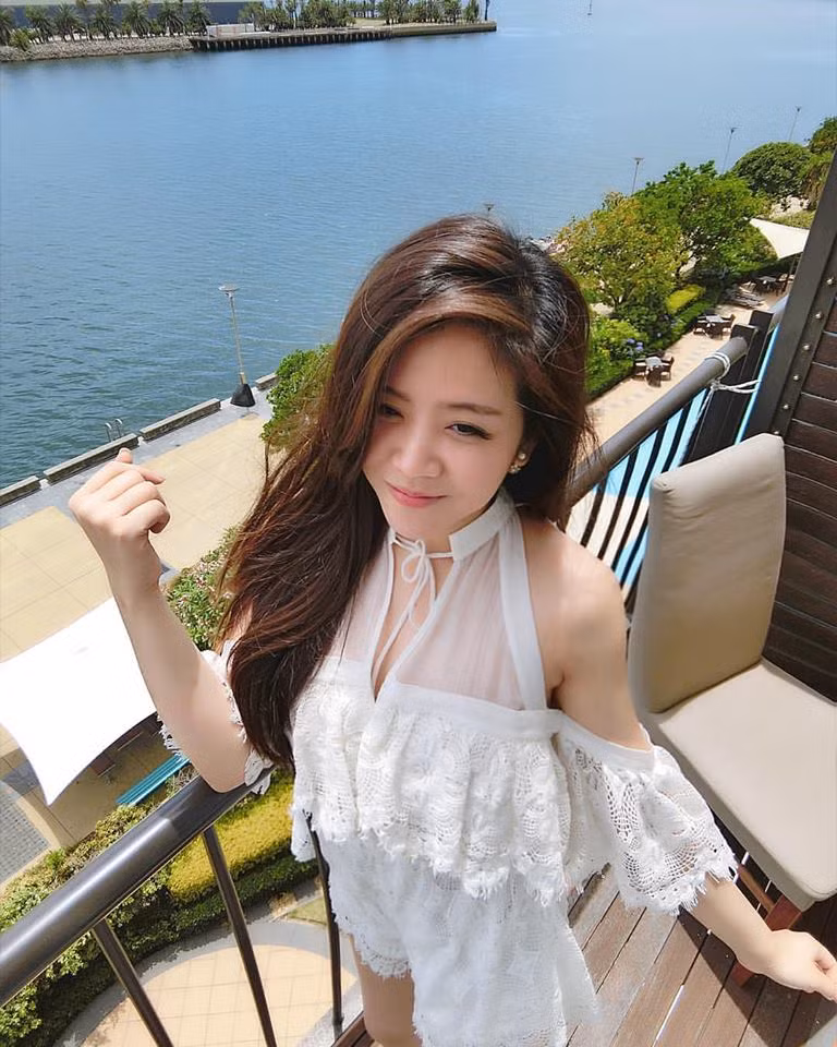 Trong khi Ông Cao Thắng đam mê nghệ thuật, muốn gắn liền sự nghiệp với ngành giải trí thì cô em gái xinh như hot girl của ca sĩ này lại lựa chọn con đường học vấn để phát triển sự nghiệp kinh doanh.