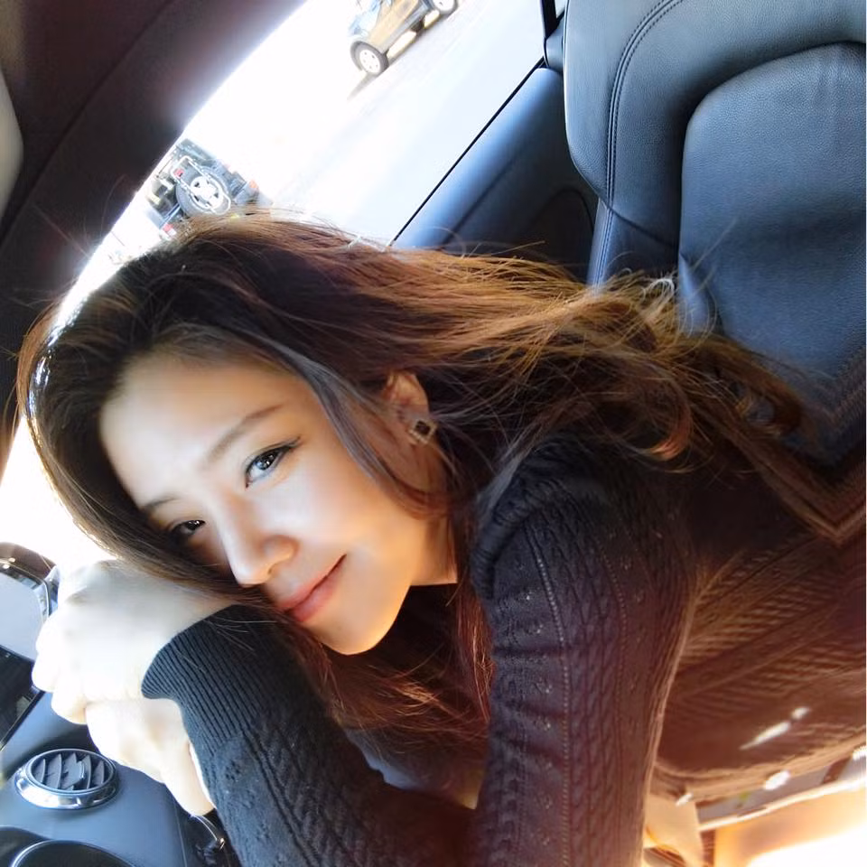 Thoại Liên thường xuất hiện trong những trang phục trẻ trung, sành điệu tôn lên vóc dáng đẹp và thể hiện độ "chất" của mình khi xuống phố.