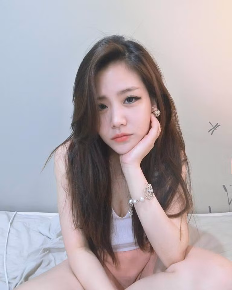 Cô nàng Ông Thoại Liên sở hữu khuôn mặt xinh đẹp, ngoại hình gợi cảm và phong cách thời trang sành điệu.