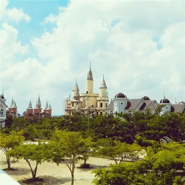 Không những thế, khuôn viên xanh mát rợp bóng cây xanh còn là điểm hẹn tuyệt vời để các cặp đôi ghi lại những bộ ảnh kỉ niệm ngày trọng đại. Ảnh: Ngọc Minh, Instagram