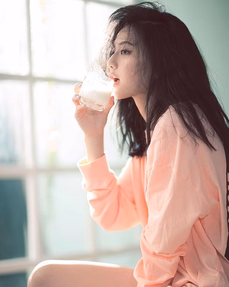 Văn Hinh đã tham gia đào tạo người mẫu chuyên nghiệp tại Đài Loan hơn 5 năm. Năm 2016, cô đặt chân đến Anh để theo đuổi niềm đam mê của mình. Trong một môi trường mới, cô nàng hot girl đình đám dân mạng xứ Đài một thời phải cố gắng nỗ lực để có vụ trí trong các show diễn và liên tục làm mới hình ảnh của mình khiến người xem không cảm thấy nhàm chán.