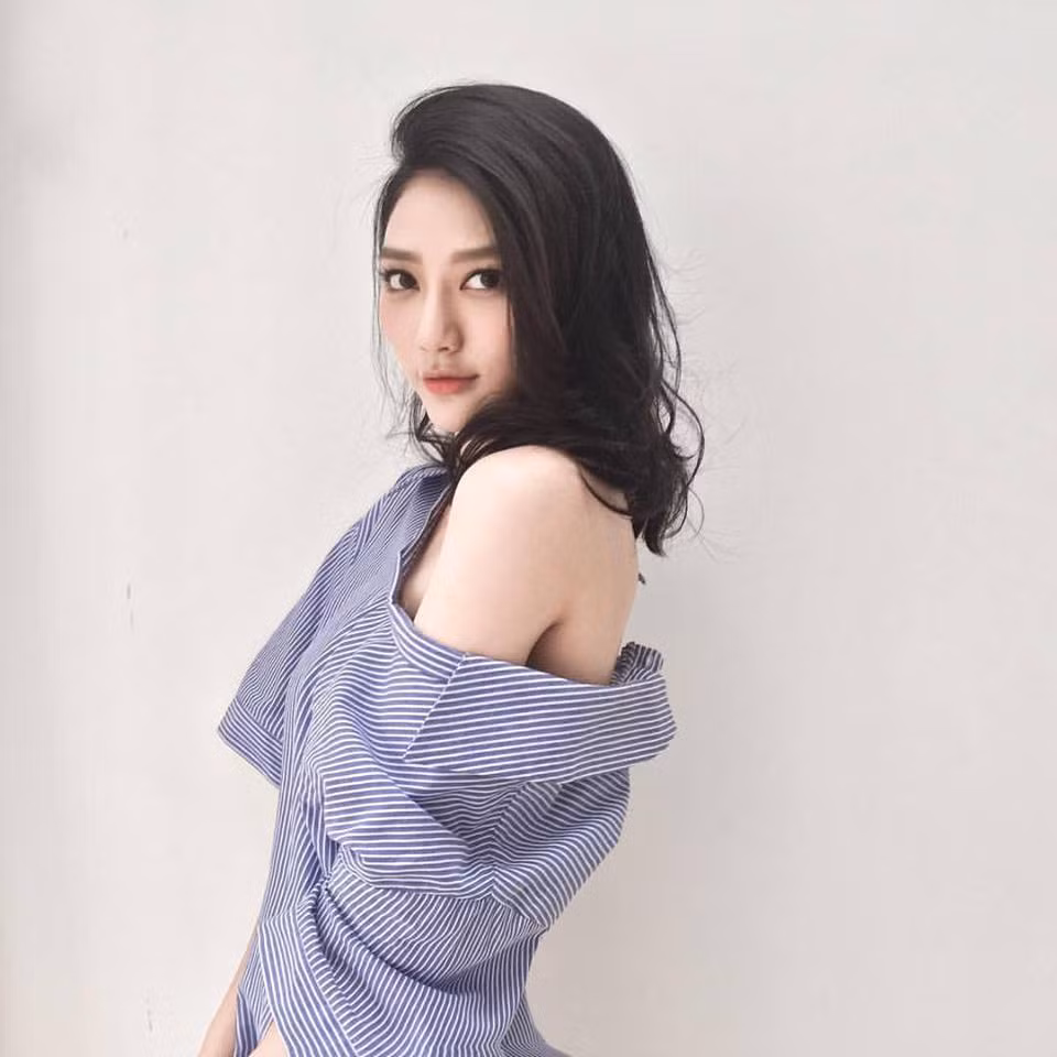 Ngoài khuôn mặt trái xoan đẹp, Văn Hinh còn có chiều cao lý tưởng lên tới 1,7 m làm tiền đề để có mạnh dạn bước chân theo nghiệp người mẫu.