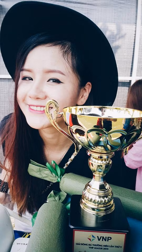 Chia sẻ thêm về vẻ đẹp bị cho là nhân tạo của mình, Thu Thủy nói: "Mình cũng rất biết ơn người bạn, người thầy dạy make up cho mình. Anh ấy dạy mình rất nhiều thứ, anh ấy chính là người “đập mặt” mình đi để xây lại”.