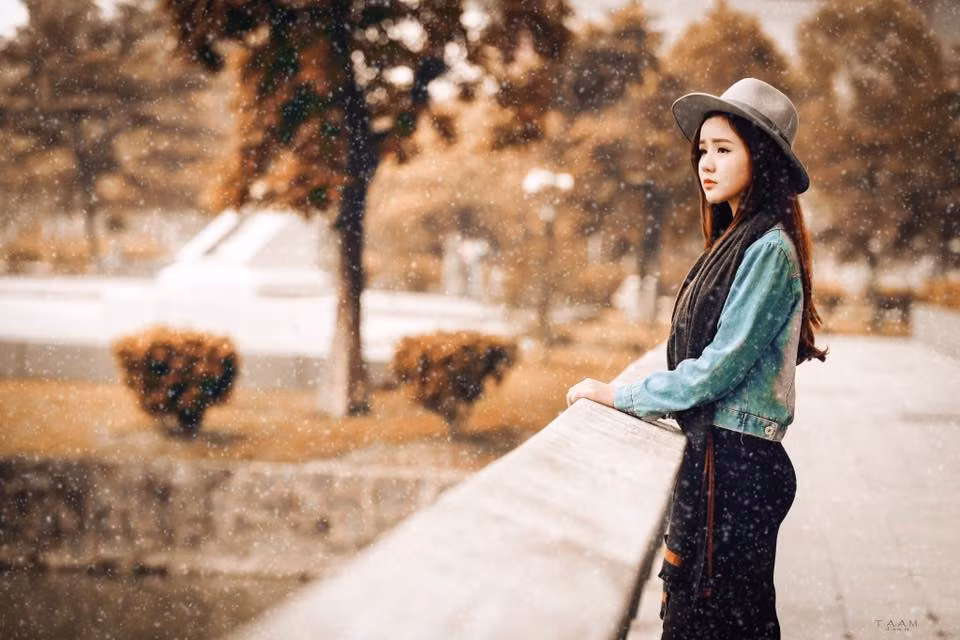 Thỉnh thoảng cô xinh đẹp này cũng nhận được lời mời làm người mẫu ảnh, diễn phim tốt nghiệp cho các sinh viên trường điện ảnh.