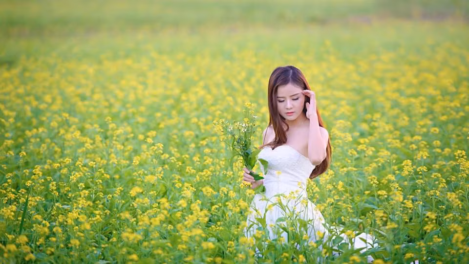 Dân mạng biết tới cô nàng Nguyễn Thu Thủy (1992) qua bộ ảnh thiếu nữ khoe nhan sắc giữa biển cúc họa mi mới đây. Khi xem bộ ảnh của Thu Thủy, nhiều người nhận xét rằng cô có nhiều điểm giống với hot girl Midu. Cũng từ đó, Thu Thủy được gắn với cái tên " bản sao của hot girl Midu".