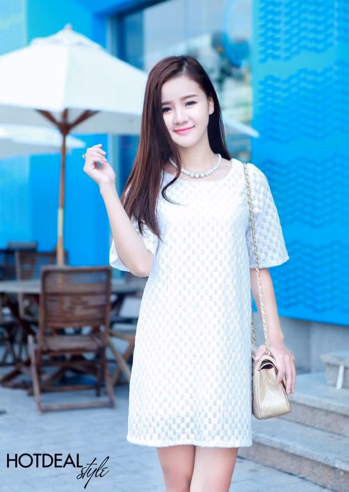 Sau khi ngắm vẻ đẹp của bản sao hot girl Midu nhiều người cho rằng vẻ đẹp của Thu Thủy là vẻ đẹp nhân tạo, có qua chỉnh sửa hoặc can thiệp của công nghệ như photoshop hoặc phẫu thuật thẩm mỹ.