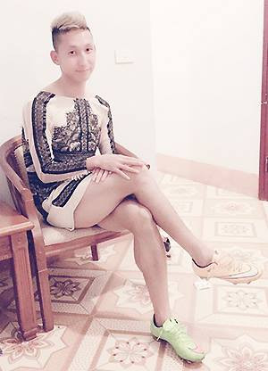 Tú Ngựa còn khiến fan hâm mộ bật cười khi anh mặc chiếc váy của vợ và đi đôi giày bóng đá hai màu để gửi lời chúc 20/10 vui vẻ đến tất cả các chị em phụ nữ.