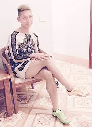 Tú Ngựa còn khiến fan hâm mộ bật cười khi anh mặc chiếc váy của vợ và đi đôi giày bóng đá hai màu để gửi lời chúc 20/10 vui vẻ đến tất cả các chị em phụ nữ.