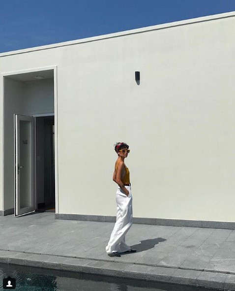 Nhiều người ngưỡng mộ Louis Hà bởi cô không "ăn gian" chiều cao bằng giày cao gót mà vẫn trung thành với những đôi giày bệt hay sandal thoải mái, trẻ trung.