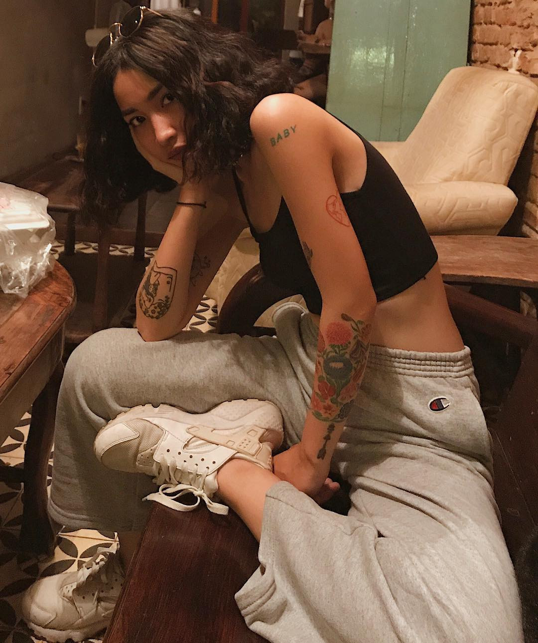 Phong cách ăn mặc đẹp, cách chụp ảnh cũng rất "sang", Louis Hà sở hữu nhiều bức ảnh mà khi xem, các bạn trẻ thường cảm nhận được một chút gì đó rất Tây.