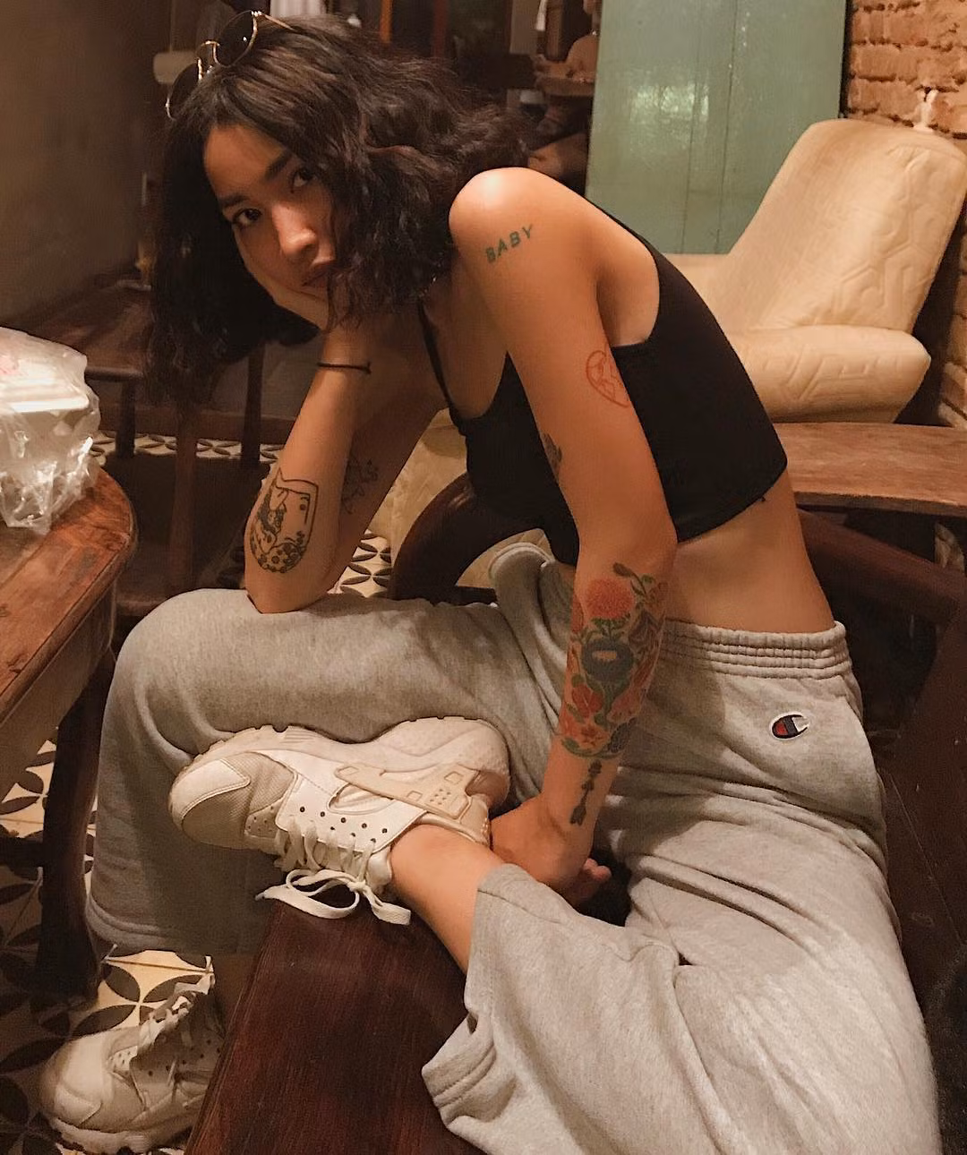 Phong cách ăn mặc đẹp, cách chụp ảnh cũng rất "sang", Louis Hà sở hữu nhiều bức ảnh mà khi xem, các bạn trẻ thường cảm nhận được một chút gì đó rất Tây.