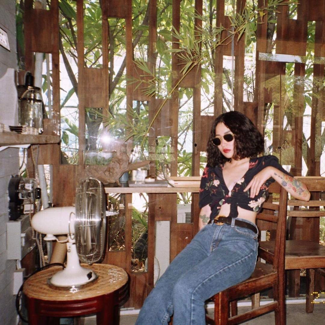 Louis Hà được các bạn trẻ đánh giá cao ở khả năng lựa chọn và phối đồ đẹp mắt, sáng tạo. Trong nhiều shot ảnh, cô bạn trông chẳng khác nào một người mẫu chuyên nghiệp với trang phục ấn tượng và cả cách tạo dáng cực "chất".