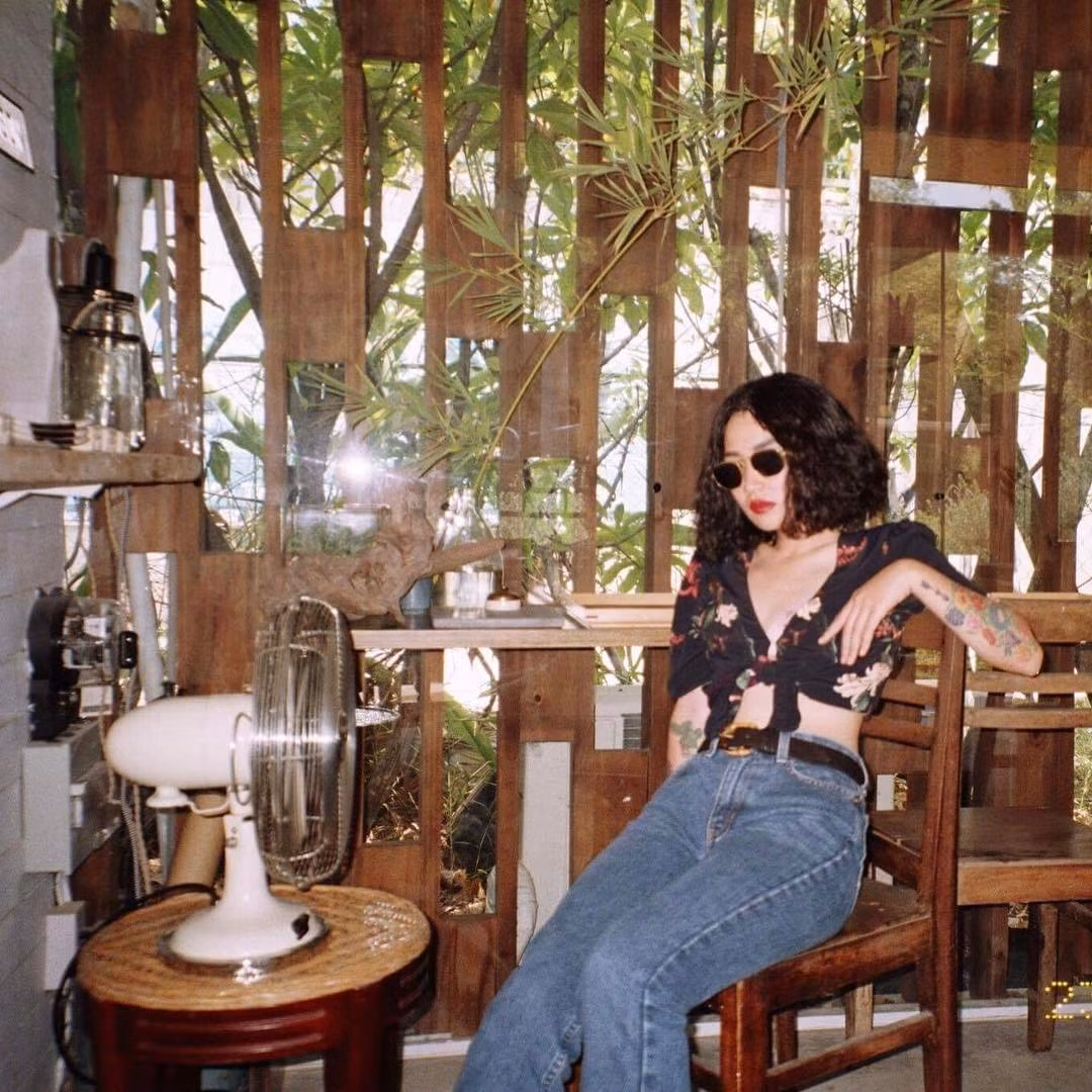 Louis Hà được các bạn trẻ đánh giá cao ở khả năng lựa chọn và phối đồ đẹp mắt, sáng tạo. Trong nhiều shot ảnh, cô bạn trông chẳng khác nào một người mẫu chuyên nghiệp với trang phục ấn tượng và cả cách tạo dáng cực "chất".