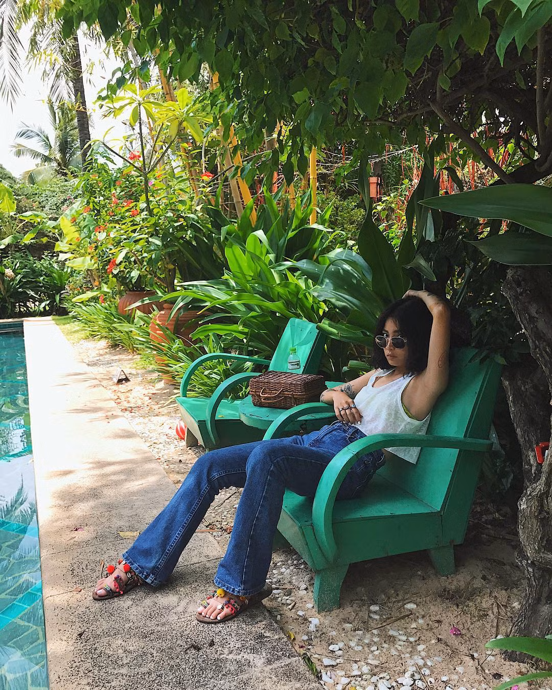 Đam mê thời trang, nhiếp ảnh, Louis Hà đang là giám đốc một thương hiệu thời trang được nhiều bạn trẻ ở Sài Gòn biết đến và rất yêu thích. Cô chủ shop xinh đẹp cũng thường xuyên tự mình làm mẫu cho các sản phẩm, trang phục tạo ấn tượng không nhỏ với các khách hàng trẻ tuổi.