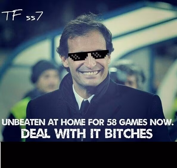 Niềm vui của HLV Juventus sau trận đấu.