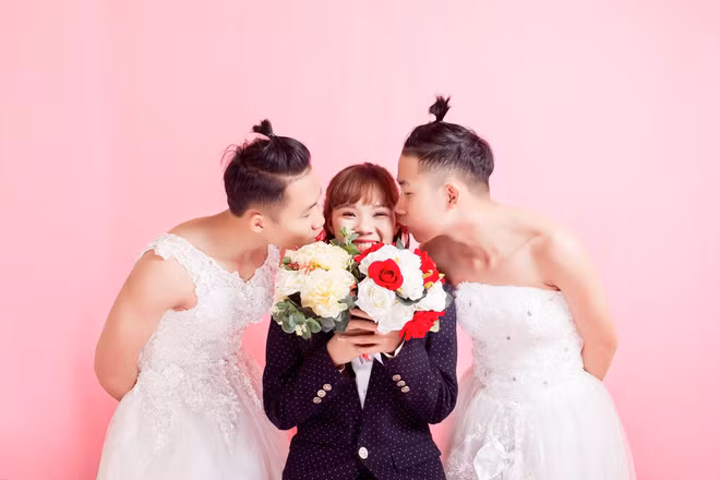 Nói về ý tưởng của mình, Trinh chia sẻ rằng: "Hồi nhỏ xem phim "Thơ ngây" của Hàn, mình thấy cảnh kết cô dâu mặc vest, chú rể mặc váy nên nghĩ sẽ cùng chồng chụp ảnh như vậy, nhưng tới lúc lên xe hoa vẫn không thực hiện được. Mình đặt mục tiêu năm 25 tuổi sẽ chụp một bộ ảnh lưu lại khoảnh khắc tuổi trẻ, muốn chụp cùng bố mẹ và các em để làm kỉ niệm luôn."