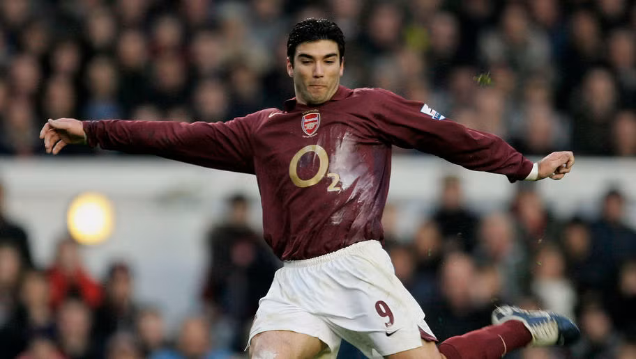 Năm Jose Antonio Reyes về tay Arsenal với giá 16,9 triệu bảng, người Tây Ban Nha từng nói rằng, họ "đã lấy đi của Premier League một Beckham thì cũng đã trả lại một Reyes". Tuy nhiên đáng tiếc, tài năng của Reyes lại sớm thui chột vì nhiều chấn thương quái ác. Anh rời Arsenal sau đó với lý do không thích nghi nổi khí hậu nước Anh.
