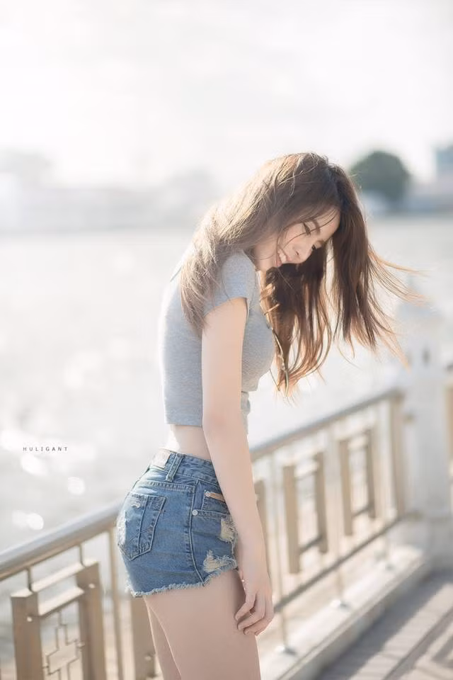 Quay trở lại với bộ ảnh mới đây mà Pat Jane mà cư dân mạng chia sẻ, trong trang phục áo pull cùng quần short bò, cô gái xinh đẹp này đã phô diễn được những đường cong cơ thể đẹp ngất ngây của mình.