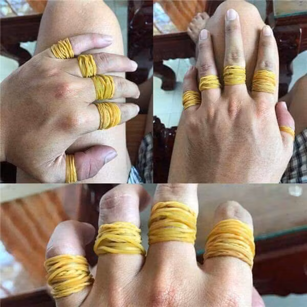 Các cô dâu được tặng đầy vàng trong ngày cưới chưa chắc đã nhiều bằng anh chàng này đi mua vàng ngày vía thần tài.