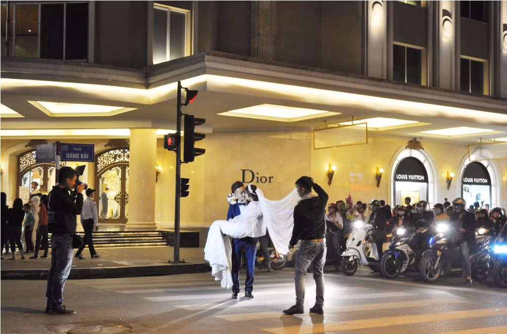 Vẫn biết chụp ảnh cưới là một trong những công việc quan trọng của các cặp đôi trước khi tổ chức hôn lễ nhưng những ý tưởng chụp hình làm ảnh hưởng đến giao thông như vậy thực sự dễ gây ác cảm với những người xung quanh.