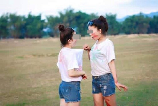 Chính những bức ảnh kỷ yếu phản cảm đã khiến hình tượng trong sáng của các bạn học sinh mất đi.