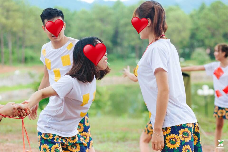 Theo như trong ảnh, các thành viên của lớp H.D mặc đồng phục quần đùi hoa vàng, áo trắng đã thi nhau tạo những tư thế, hình dáng vô cùng phản cảm. Nam sinh đụng chạm vào bộ phận nhạy cảm của nữ sinh và ngược lại.