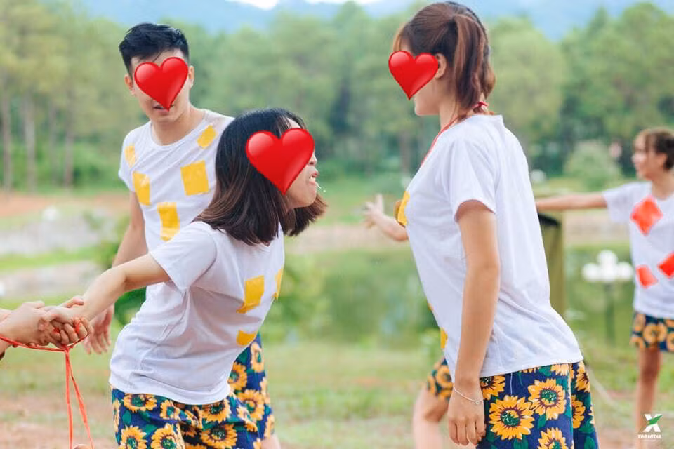 Theo như trong ảnh, các thành viên của lớp H.D mặc đồng phục quần đùi hoa vàng, áo trắng đã thi nhau tạo những tư thế, hình dáng vô cùng phản cảm. Nam sinh đụng chạm vào bộ phận nhạy cảm của nữ sinh và ngược lại.