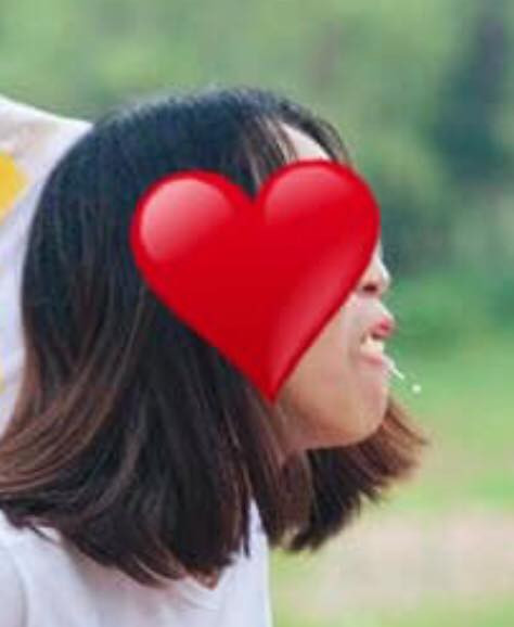 Nickname Minh Tuân chia sẻ: "Tôi nhìn chỉ thấy ngứa mắt và mất hình ảnh học sinh chứ chẳng thấy độc đáo và vui ở chỗ nào. Đây rõ ràng không phải lỗi của thợ ảnh mà do lỗi các bạn tạo dáng".