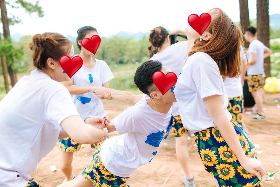 Nickname Hoàng Thông bày tỏ: "Thật không hiểu sao các bạn lại chụp được những bức ảnh như thế này? Lứa tuổi của chúng chỉ nên đi học và tìm hiểu về những gì trong sáng nhất thay vì những động chạm cơ thể như trên".