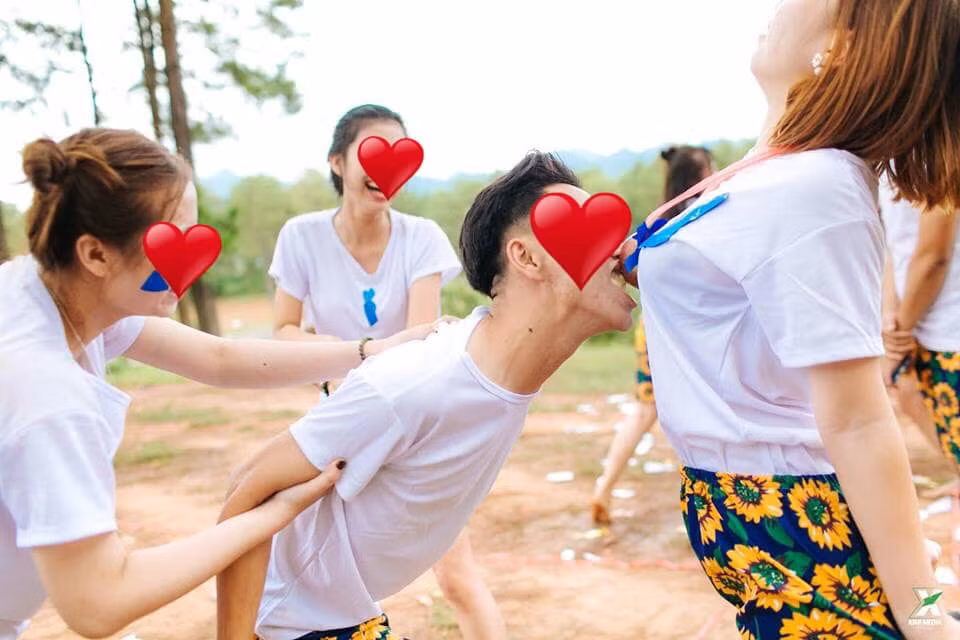 Đa số cư dân mạng đều tỏ ra gay gắt trước độ táo bạo của lớp học trên. Nhiều người không ngừng lên án hành động phản cảm trong bộ ảnh của nhóm học sinh trên.