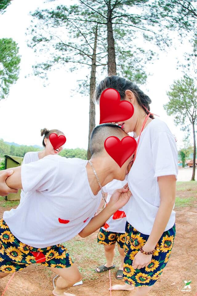 Theo đó, chủ bài đăng là một cô gái có tên H.D đã chia sẻ những bức ảnh kỉ yếu của lớp mình lên mạng xã hội kèm theo dòng trạng thái dở khóc dở cười vì những bức ảnh.