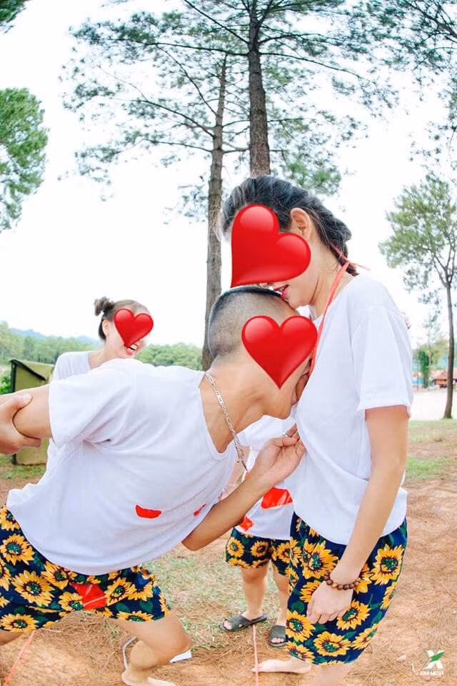 Theo đó, chủ bài đăng là một cô gái có tên H.D đã chia sẻ những bức ảnh kỉ yếu của lớp mình lên mạng xã hội kèm theo dòng trạng thái dở khóc dở cười vì những bức ảnh.