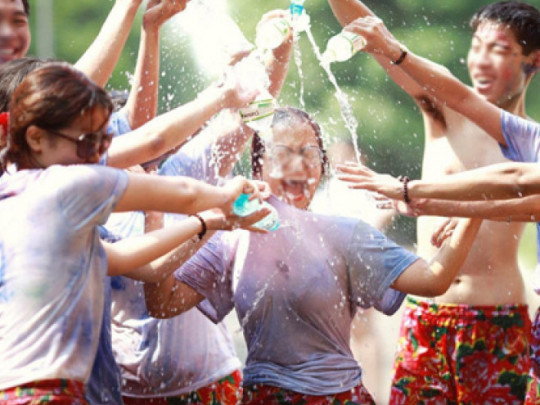 Trước đó rất nhiều những bộ ảnh kỷ yếu phản cảm đã bị dân mạng lên án nặng nề.