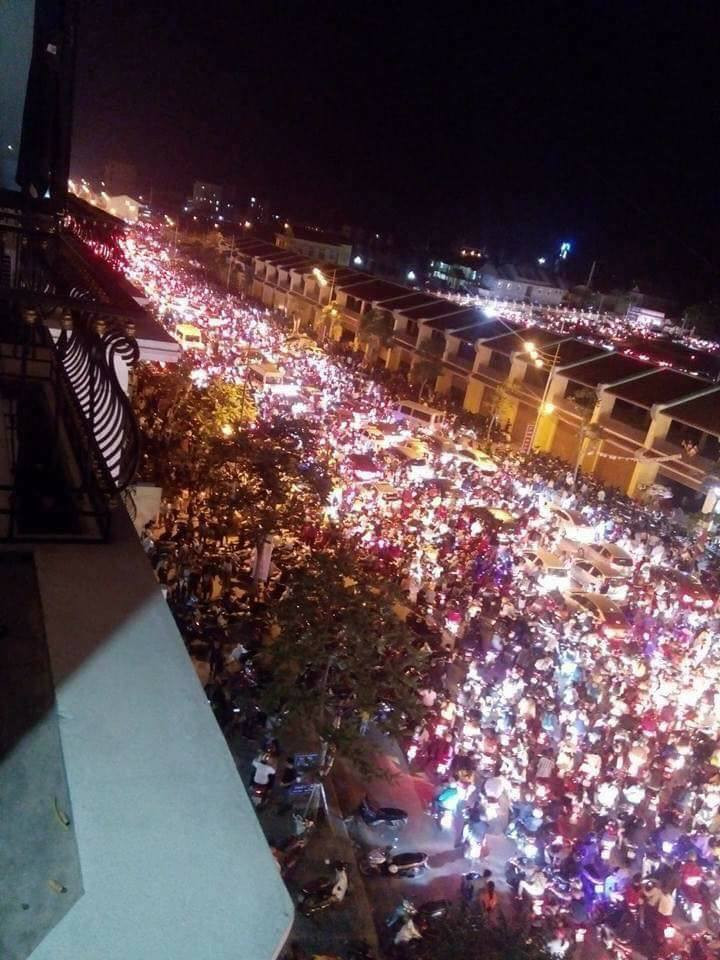 Theo chia sẻ của nhiều bạn trẻ khác, họ đã phải vào tạm quán nước ở ven đường ngồi để đợi hết tắc đường rồi sẽ về, dù biết là chắc chắn sẽ rất muộn mới thoát khỏi đám đông này.