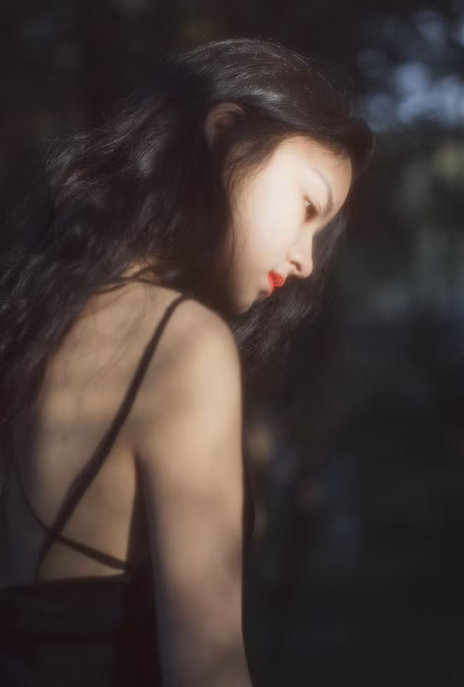 Góc nghiêng thần thánh của Từ Dĩnh khoe góc mặt với sống mũi cao, đôi môi quyến rũ và làn da trắng mịn màng.