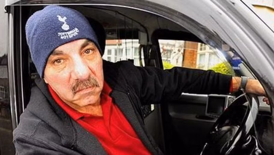 Đầu năm 2011, người hâm mộ Pháo thủ được phen sửng sốt khi hay tin tiền vệ trẻ Jack Wilshere đã bị cảnh sát bắt giữ vì gây chuyện với một tài xế taxi có đội chiếc mũ của Tottenham. Theo tin của tờ The Sun, sau khi tiến hành thẩm tra, cảnh sát đã quyết định giam giữ Wilshere. Ngôi sao của Arsenal nằm trong nhóm người đã phá hoại một chiếc taxi và đe dọa hành hung tài xế ở Paddington, London.