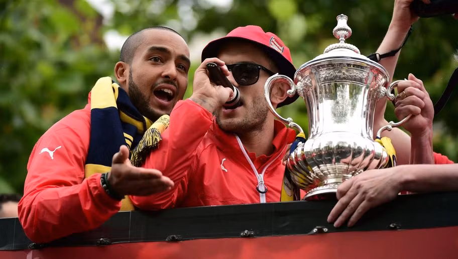 Trước đó, trong năm 2015 sau khi giành chức vô địch FA Cup cùng CLB Arsenal, tiền vệ tài năng Jack Wilshere đã có những lời lẽ xúc phạm với CLB Tottenham và ngay lập tức bị LĐBĐ Anh (FA) "tuýt còi" cảnh cáo.