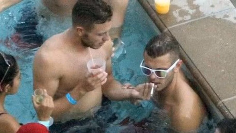 Tháng 07/2014, Jack Wilshere bị bắt quả tang đang hút thuốc tại một bể bơi ở Las Vegas cùng nhóm bạn. Bức hình này thời gian đó đã trở thành một nỗi ô nhục với BLĐ CLB Arsenal.