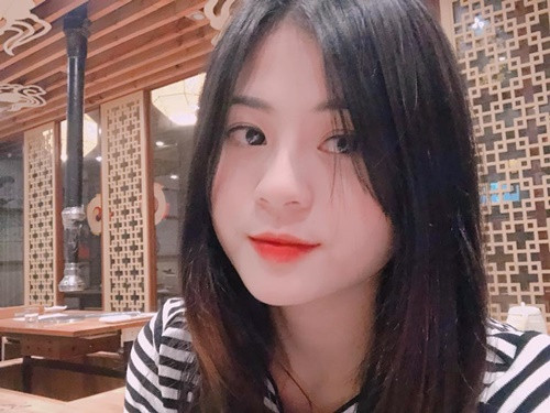 Theo tìm hiểu, nữ sinh 9X Sài thành Hồng Châu là cái tên không xa lạ gì với giới trẻ Sài Gòn bởi cô bạn từng khiến nhiều trái tim rung động bằng bức ảnh hot girl đi xe bus được chụp trong chuyến đi đến Phú Quốc của cô bạn.