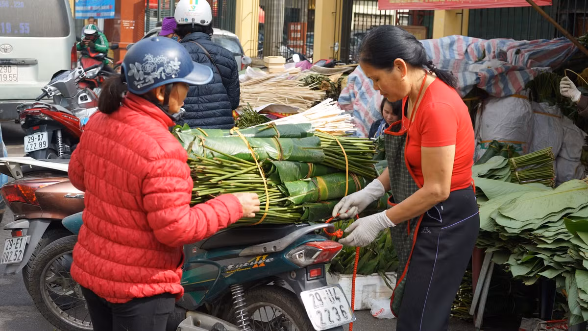 Tuy vậy, những bó lá dong vẫn được các tiểu thương gói ghém cẩn thận, chuẩn bị sẵn chờ người tới mua.