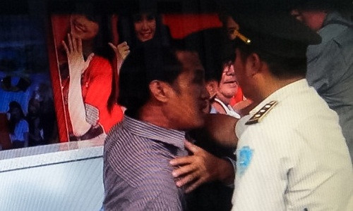 Hanh khach danh nhan vien hang Vietjet trong san bay Da Nang