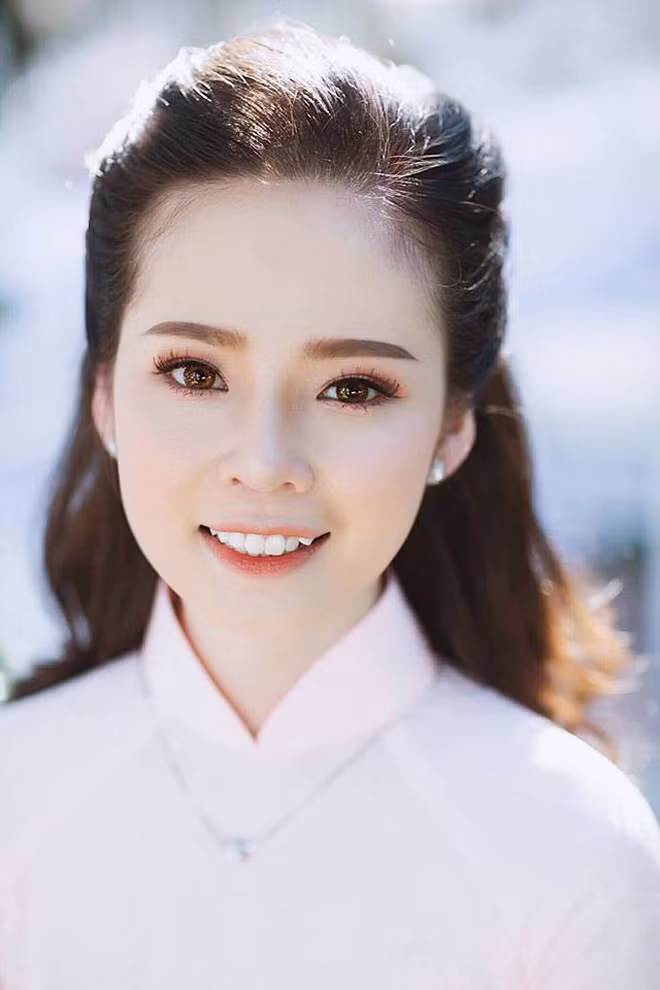 Nếu cô út Thảo Nguyên ưa thích quyến rũ, chị cả Triều Châu kín đáo, tinh tế thì Mai Khanh lại là sự dung hòa phong cách của chị em gái mình.