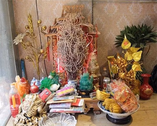 Sang lam nham bai khan Than Tai nay trua tien ua vao nhu vu bao