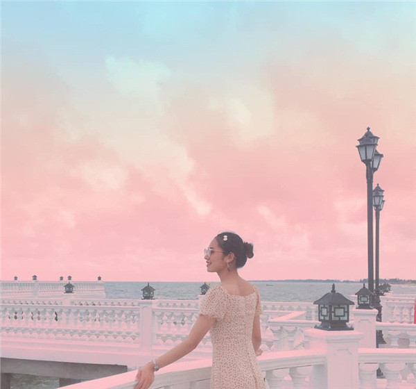 Cũng chỉ với số tiền trên, các bạn trẻ sẽ tha hồ được đắm chìm, tận hưởng từng làn gió biển một cách chân thực nhất, hít hà hương vị của biển và chỉ cần đứng thôi đã có hàng trăm bức ảnh sống ảo.