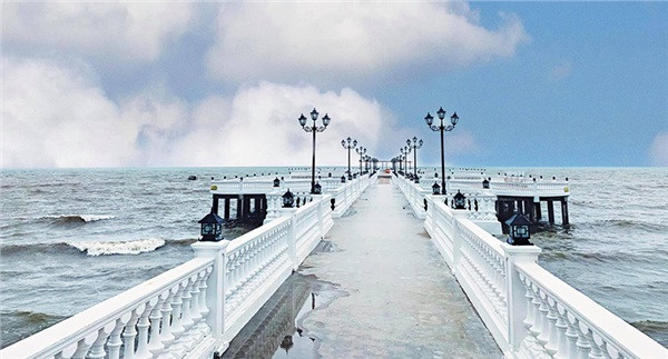 Mới đây tại Cầu Cảng Mới, biển Hải Tiến, Thanh Hóa đã xuất hiện một con đường Châu Âu hướng ra biển vô cùng ấn tượng.