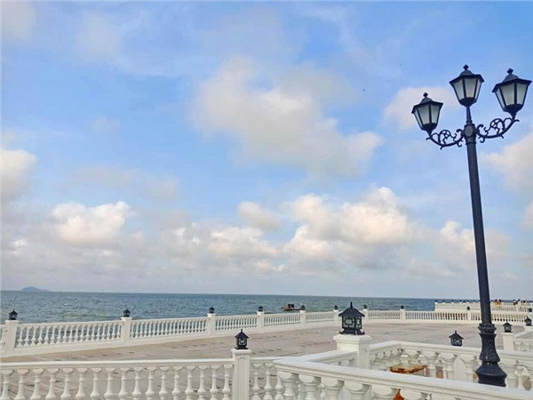 Dọc 2 bên là những hành lang màu trắng tinh, kết hợp với đèn đường đen nổi bật.