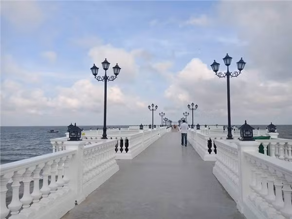 Đặc biệt, con đường này có thể khiến du khách nhìn được ra biển bằng nhiều hướng khác nhau, đem lại cảm giác sảng khoái như được tận hưởng từng cơn gió biển.