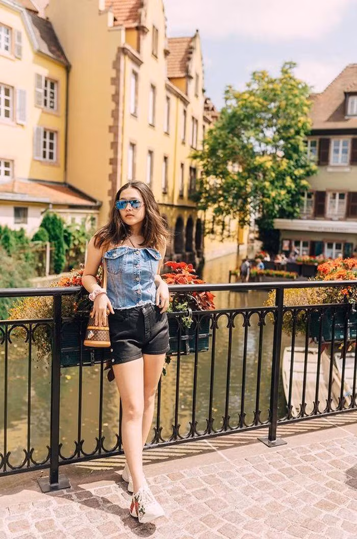 Pose dáng thần thái như người mẫu.