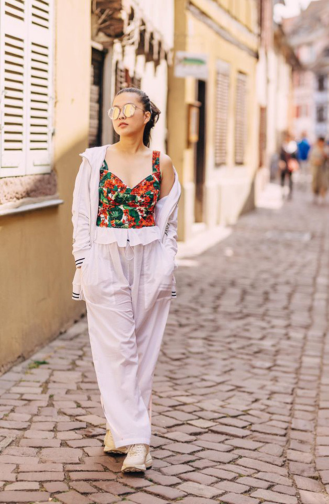 Nhờ sống trong môi trường đa sắc tộc, đa ngôn ngữ nên con gái Phượng Chanel không chỉ thông thạo ngôn ngữ mà còn có phong thái tự tin.